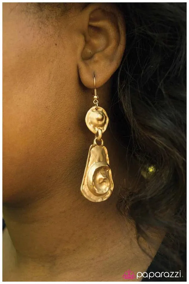 Paparazzi Jewelry Earrings Paparazzi Earring Cut to the Chase Gold