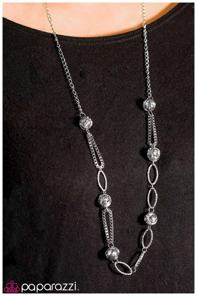 Paparazzi Jewelry Necklaces Paparazzi Necklace Keep It Under Wraps Silver